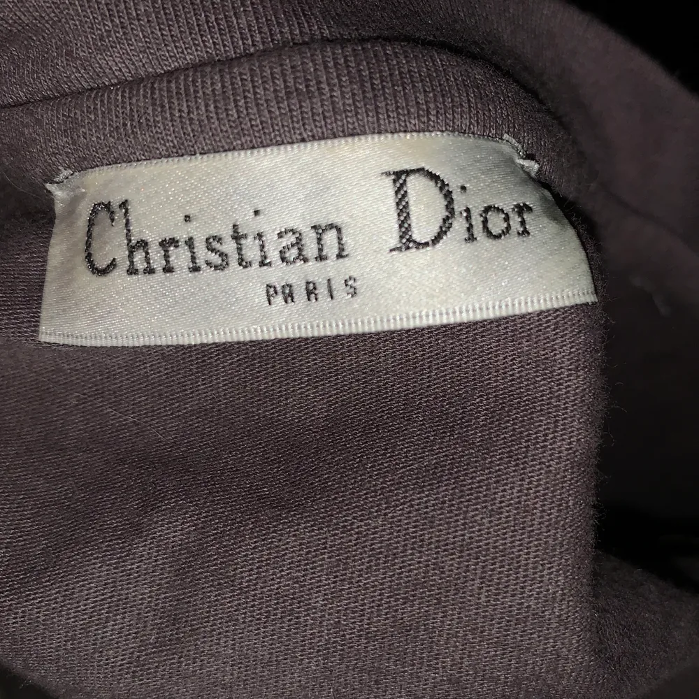 Cool T-Shirt från Dior. Mjukt material, hel och ren.💕  Storlek M herrstorlek, passar jättebra som oversized t-shirt på mig.  Sälj direkt för 500, bud från 200.. T-shirts.