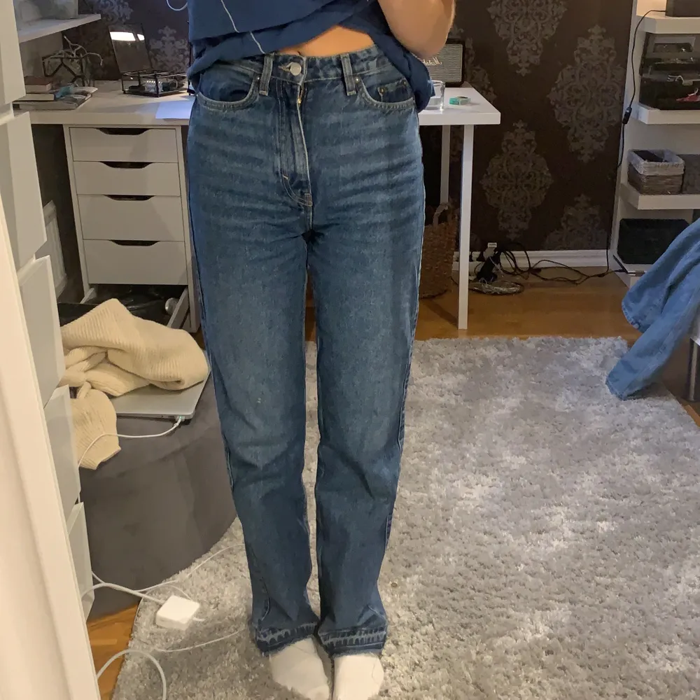 rowe jeans från weekday i storlek 25/32💕. Jeans & Byxor.