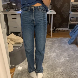 raka jeans - rowe jeans från weekday i storlek 25/32💕