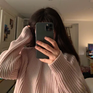 ljusrosa tjocktröja  - supermysig stickad, rosa tröja!! Bra skick och väldigt bekväm. storlek L men skulle säga att det är mer av en XS/S/M beroende på hur man vill att den ska sitta. (säljer i flera färger)