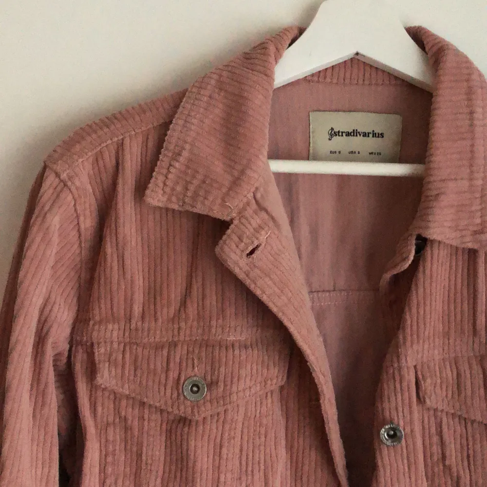 En rosa jacka i manchester från Asos💗 använd fåtal gånger, strl S. Superfin till våren med klänning. Köparen står för frakten . Jackor.