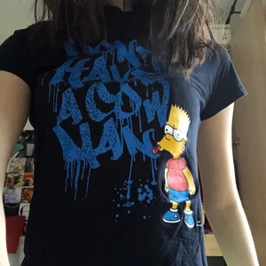 Babytee simpsons  - Supercjute babytee jag köpt på stadsmissionen. Barnstorlek men passar som croptop på mig som är S, men skulle funka för mindre också. 