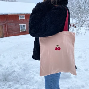 Tygkasse - Tygkassarna finns i 5 olika tryck som alla finns i egna annonser. Gratis frakt i hela landet. 1 för 149kr. 2 för 249kr. 3 för 299kr. Har dragkedja och ett innerfack med dragkedja. Skicka ett meddelande för att köpa. ❤️🧡💛💚💙💜