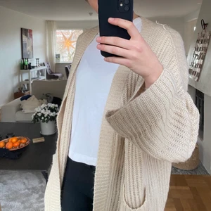 Stickad kofta Gina tricot storlek L - Så fin stickad kofta i en lite längre modell i storlek L, har mest använts för att mysa hemma då den är lite stor för mig, frakt tillkommer!