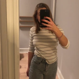 Filippa K långärmad randig tröja  - söt svart och vit-randig tröja från Filippa K 🥰🥰 storlek M men passar mindre också 🤪 