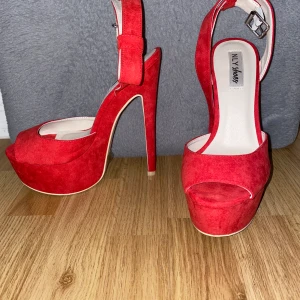Röda Pumps - OANVÄNDA röda pums. 