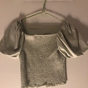 Ginatricot topp/ tröja S - Jättefin tröja med jättefint skick kommer inte till användning längre, använt fåtal gånger💕fläckfri, pistage grön färgad är tröjan💖