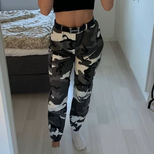 Militär cargo byxor - Cargopants i militär-mönster. Storleken är S men skulle dock säga att de är stora i storleken. Vill man ha de oversized funkar de dock för S med ett skärp. Jag är 170cm för jämförelse. Använda 1 gång, dock är lappen borttagen. Kan mötas upp i Jönköping annars tillkommer fraktkostnad. 🖤