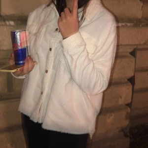 Zara jacka  - Säljer jätte mysig Manchester jacka från zara, passar hur bra som helst, säljs pågrund av att jag har andra jackor så jag använder nt den✨🤎