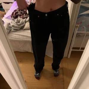 Levis jeans - Säljer ett par svarta raka Levis jeans. Dem är i strl M-L. Säljer pga. för stora för mig och jag har strl S. Dem är liiiite nötta i slutet på byxorna annars är dom i toppenskick. Säljer för 150kr+frakt 