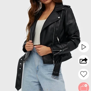 Skinnjackan  - Helt ny skinnjacka , testad 1 gång. Storlek 42 Från Glamorus som finns att köpa på Nelly. Säljer pga av att den inte sitter som jag vill. Detaljerna är i silver.Skulle säga att den passar allt ifrån en storlek XS-L beroende på hur man vill att den ska sitta. 3 bilden är på en som har storlek Xs i vanliga fall. Pris kan diskuteras 