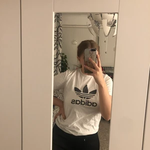 Adidas T-shirt - Fin basic Adidas t-shirt, är i samma skick som när jag köpte den. Nypris 249kr, köparen står för eventuell fraktkostnad 🥰