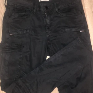 Cargo pants  - Svarta cargo pants från Gina tricot. Storlek 38. Fint skick, använd fåtal gånger! Frakten kostar 49kr 