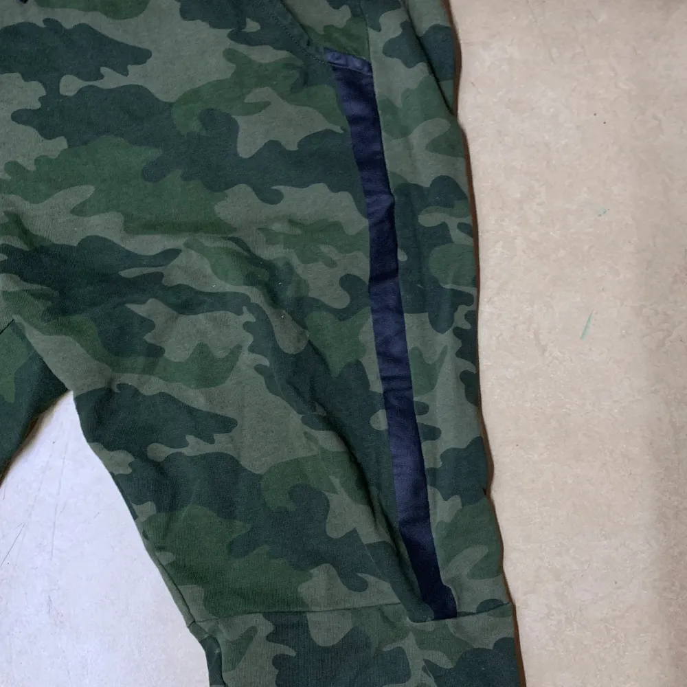 Säljer ett par camo mjukisbyxor, använt ett antal gånger, väldigt snygga och bekväma att ha på sig, perfekt för dig som behöver mjukisbyxor eller gillar camo, finns på gröna linjen, tar emot Swish & kontanter :). Jeans & Byxor.