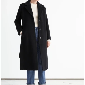 Kappa & Other Stories  - Klassisk ullkappa från Stories. Finns fortfarande i butik 1950kr.  Fint skick endast använd fåtal gånger. Hör av dig om du vill ha bilder