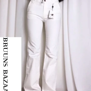 Vita jeans - Bruunz Bazaar  - Jeans från Bruunz Bazaar köpta nya här på Plick! Nypris : 1199kr. Superfina med lappar kvar, var tyvärr för små för mig. Därför är bilderna lånade från förra ägaren, de hellånga på mig som är (170cm) 💗💞pris kan diskuteras🦋🦋