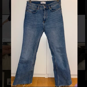 Zara jeans stl 38 - Ett par vida jeans i blå färg. Jag är 165cm lång och de slutar vid ankeln på mig. Använda ett fåtal gånger. De sitter tajt över höften och är vida längst ner. Nypris 500kr. Fraktkostnader tillkommer.