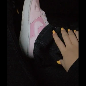 Rosa nike air force stl39 - Skitsnygga nike air force i en super fin färg, i andvänt skick.