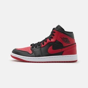 Nike air Jordan 1 mid banned  - Har 3 par helt nya i lådor. Kvitto finns på alla paren ifrån zalando. Dem storlekar jag har är: 41 och 44 