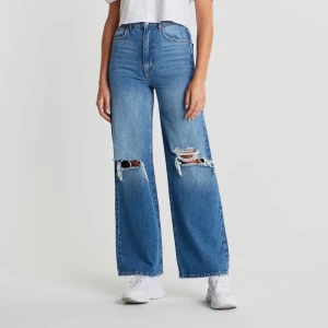 idun jeans - Säljer mina Idun jeans från Gina tricot som jag endast använt 2ggr. Har själv klippt av dem där nere som ni kan se på den tredje bilden då jag tycker det blev snyggare. Köpta för 599kr och säljer nu för 250kr, köparen står även för frakten. Har du annat prisförslag är det bara att kontakt mig i meddelande.