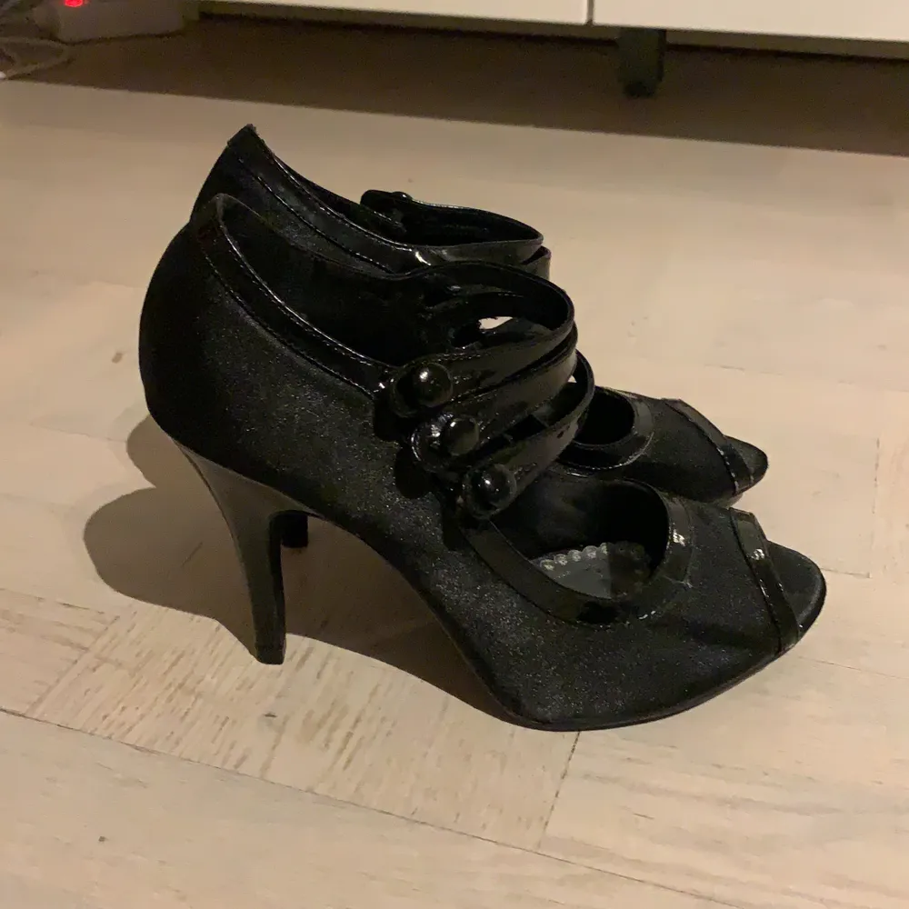 Snygga svarta högklackade skor från H&M -oanvända i storlek 39. Klackhöjd ca 10 cm. 100 kr eller bud.. Skor.