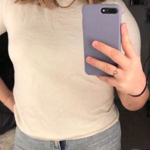 Vit kort turtleneck tröja - Säljer denna skit snygga vita t-shirt med en kort turtleneck. Ganska använd men väldigt skönt material som inte sticks. Passar snyggt till blåa jeans och ett halsband. Säljer pga har växt ur den! Köpt på HM i storlek M. Men den är ganska tajt så passar nog en S också! 🥰