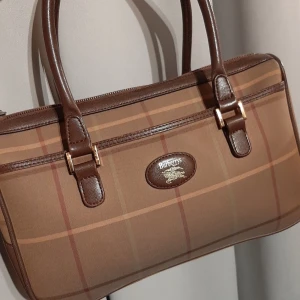 Äkta Burberry vintage - Äkta Burberry blaid vintage canvas handbag brown mått B28xD9xH18 cm.bra skick 8/10