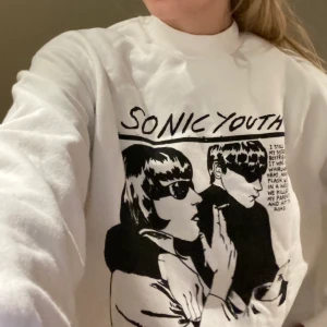 Sweatshirt  - Sonic youth sweatshirt från Bershka. Köpt för flera år sedan men har bara använt en gång. 