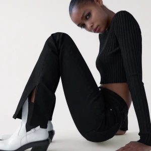 Split jeans  - Svarta jeans med slits i strl S från zara, svart/gråa frakt tillkommer!