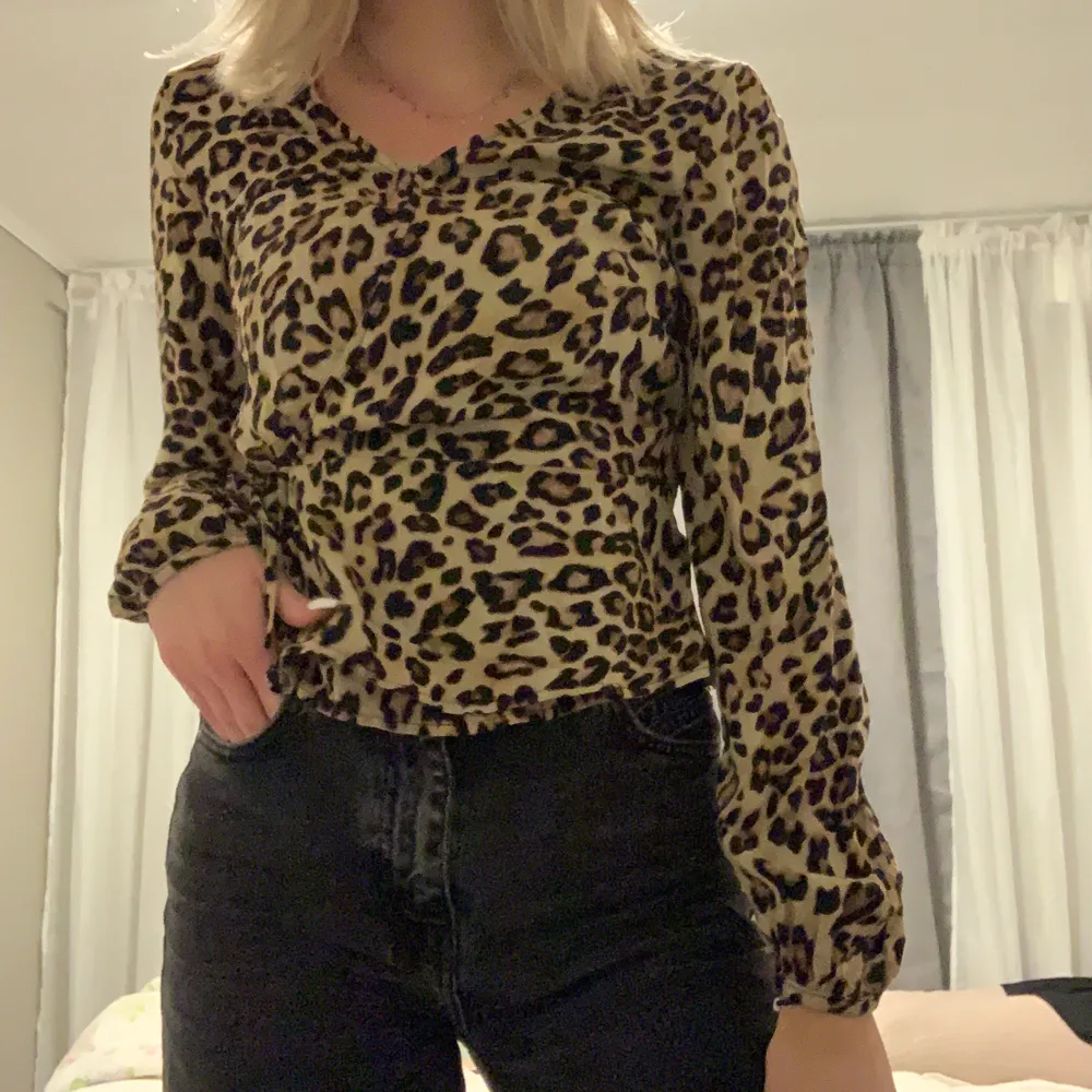 Leopardmönstrad omlottblus.🥰I bra skick! . Toppar.