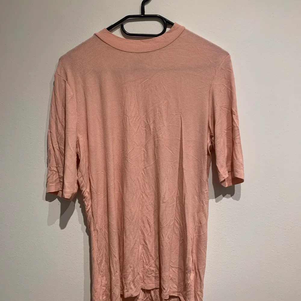 Size large, very stretchy and soft material with mid length sleeves and high collar. Bought second hand but never worn. . Skjortor.