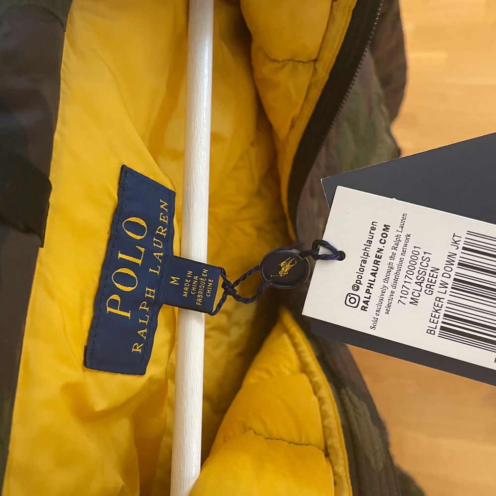 Hej! Säljer min Polo Ralph Lauren camouflage puffer jacket eftersom jag har en ny. Köpt från zalando vinter 19/20 och är en kollektion som inte säljs längre så du kommer aldrig se nån annan ha den! Storlek medium och kostade 3300 ny men säljer för 1490 kr. Använd sparsamt, i nyskick, och hade lapparna kvar, men buda gärna. Fraktar gärna! Vi gör upp om priset privat.. Jackor.