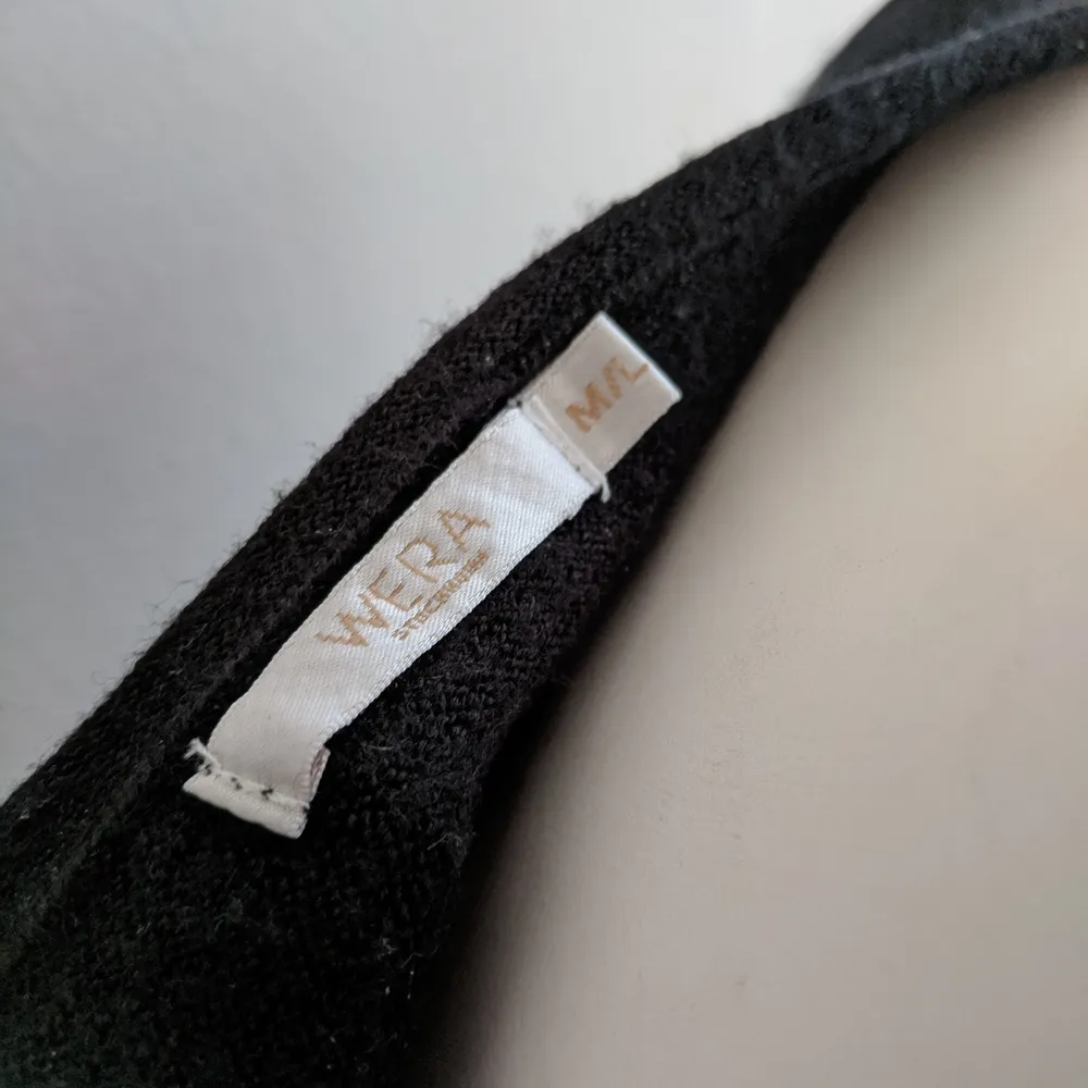 3/4 långärmad stickade tröja i ull. Lite kortare på framsidan. Det krympte när jag tvättade den, så nu är den som en XS/S. . Tröjor & Koftor.