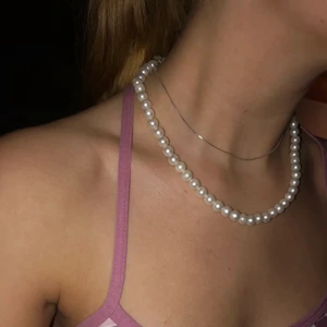 Handgjorda smycken - Handgjorda pärlhalsband/armband, bra kvalite och noggrant gjorda. 💗  Presenttips ✌🏻❄️⛄️ 99kr och frakt ingår i de priset 😘 Jag skriver när pärlorna är slut, sålänge jag inte skrivet de finns de kvar. 💗 ( på halsbandet ja har på bilden är väl användt och ett nytt halsband ser inte ut sådär ) 