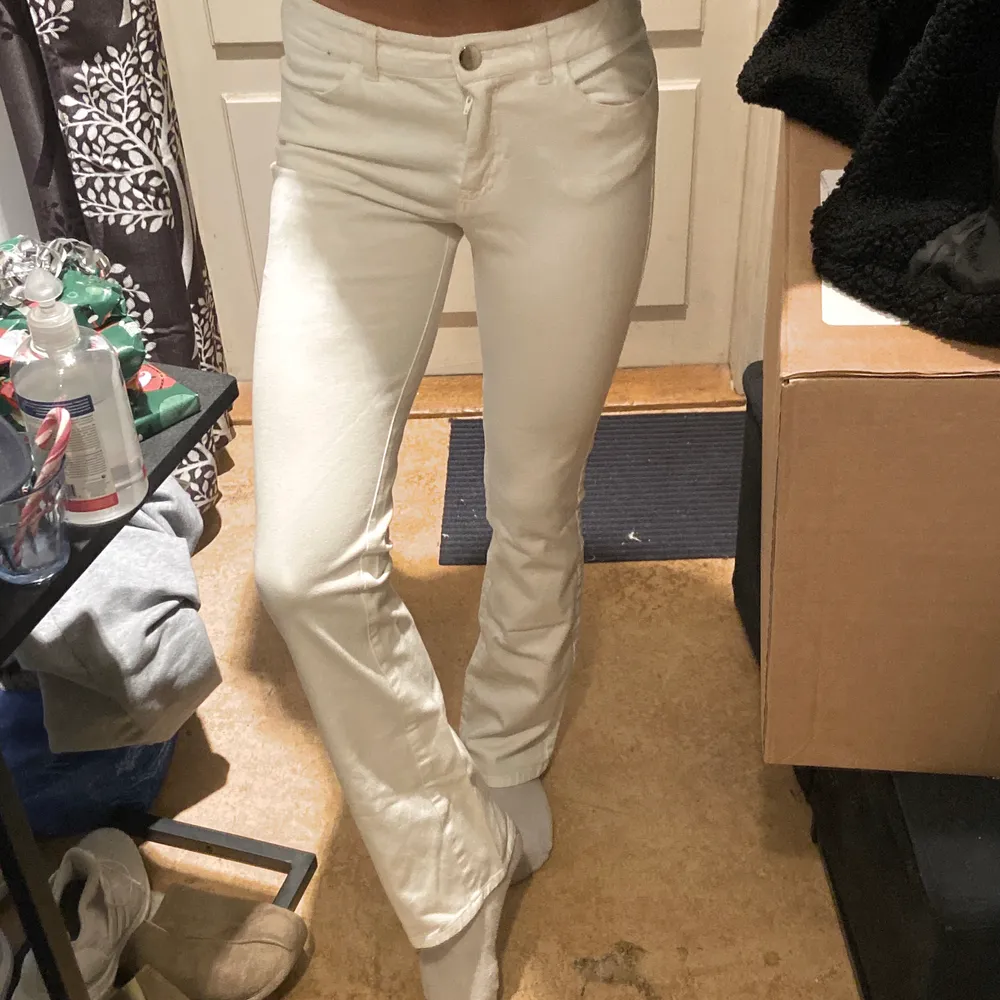 Vita utsvängda byxor som är använd väldigt få gånger och är i topp skick 🌟 passar dig som är rund 164cm 📦Köparen står för frakt (57kr, spårbart)💕. Jeans & Byxor.