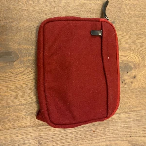 Zadig & Voltaire - Zadig & Voltaire väska i perfekt skick men ett par år gammal. En fin magväska som sitter bra! Antigen över axeln eller vid höften :)