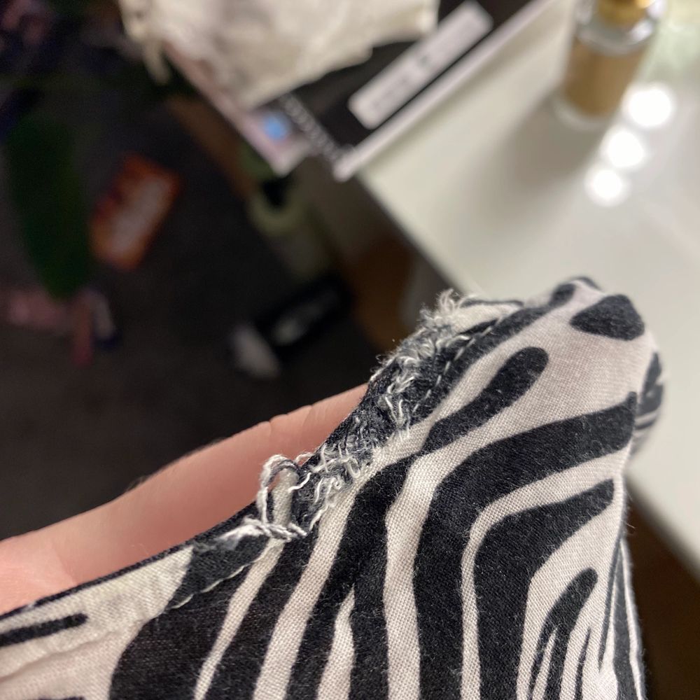 Hej säljer mitt zebra linne från h&m st 36, väl använd förut men kommer ej till användning längre. Legat i garderoben ett långt tag. Tyget är nött på ett ställe (köparen står för frakten. Toppar.