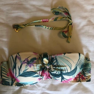 Mönstrad bikiniöverdel  - Mönstrad bikiniöverdel som går mest i gult. Band tillkommer vilket gör det möjligt att bära den på olika sätt. köpare står för frakt, kontakta för fler bilder eller frågor