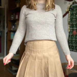 Stickad tröja - Stickad tröja i merino Italian yarn, från märket United colors av Benetton, är liten i storleken så passar en xs bättre en vad den passar mig.