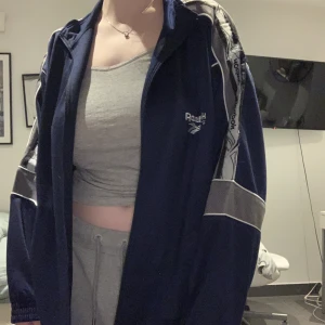 Jacka - Cool sportiga jacka från Reebok. Vet inte riktigt vad det är för storlek men den passar nog de flesta
