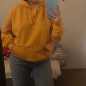 En gul hoodie ifrån BikBok💗