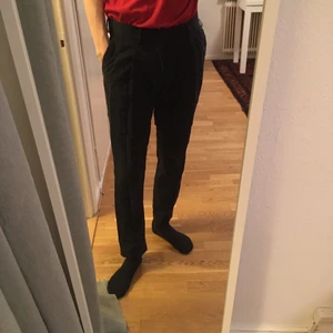 Tiger of Sweden svarta kostymbyxor st 48 - Bra kvalitet på tyget. Majoritet bomull. Skrynkliga pga inte använda på länge (rensar garderoben) men lätt att lösa med strykjärn/steamer.