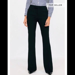 Chiquelle kostymbyxor - Jättefina slutsålda kostymbyxor från chiquelle i storlek 36. Endast använda 1 gång då de är för små, är jättelånga i benen och går ner till golvet på mig som är 175+! Kan skicka egna bilder vid behov💖