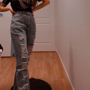vintage washed ripped jeans storlek 36 - Ett par jätte fina vintage washed ripped jeans. Säljs från 250kr. Högsta budet får de! Säljer för att de är för stora på mig (Jag är 155 cm lång)