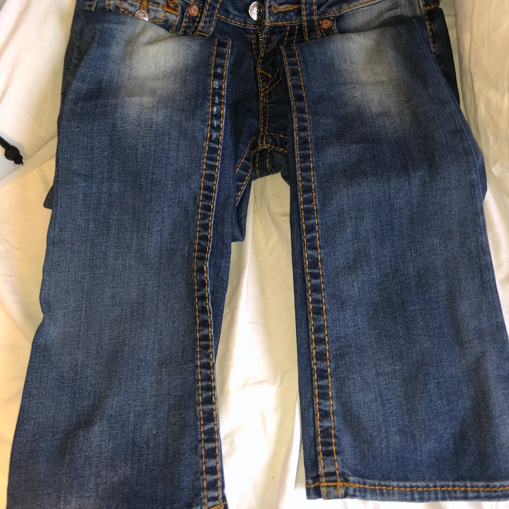 fett snygga true religion bootcut jeans köpta på sellpy men dom passade inte så säljer dom här ist jättebra skick!! skriv för föer bilder. Jeans & Byxor.