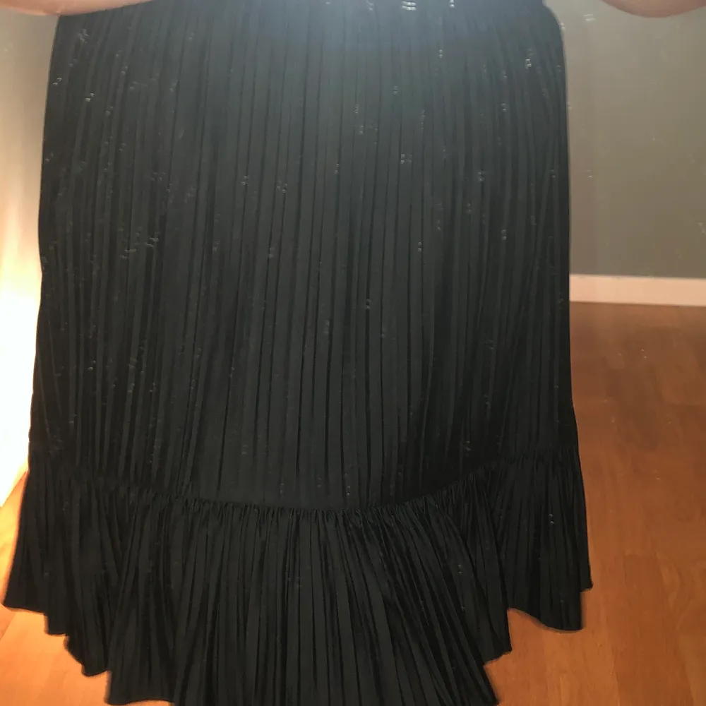 Super fin plisserad svart kjol. Hur fin som helst till sommaren <33 Säljer bodyn i ett annat inlägg!. Kjolar.