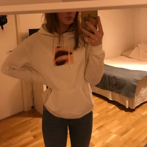 Hoodie med tryck - Hoodien är köpt på carlings för ca 1 år sedan och endast använd 4-5 gånger. Den sitter som på första bilden på mig som är 168 cm. Köparen står för frakten, kan mötas upp i Stockholm💕