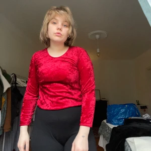 Röd velvet tröja - Trekvartsärm, köpt second hand, djup nacke