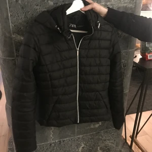 Svart vinterjacka - Svart jacka ifrån zara i storlek L men är som en M/S, andvänd endast få gånger 
