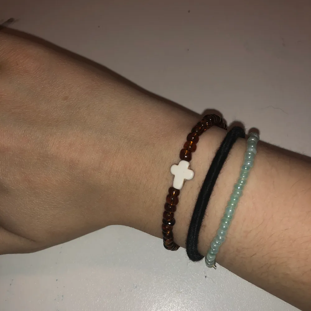 Nu säljer jag detta armband som jag har gjort själv. Tråden är elastisk så går att stretcha ut ganska mycket. 17 kr + frakt 💕💕 Det går även att kontakta mig och designa ditt egna armband, har de flesta olika pärlor och kan göra tusen olika kombinationer.. Accessoarer.